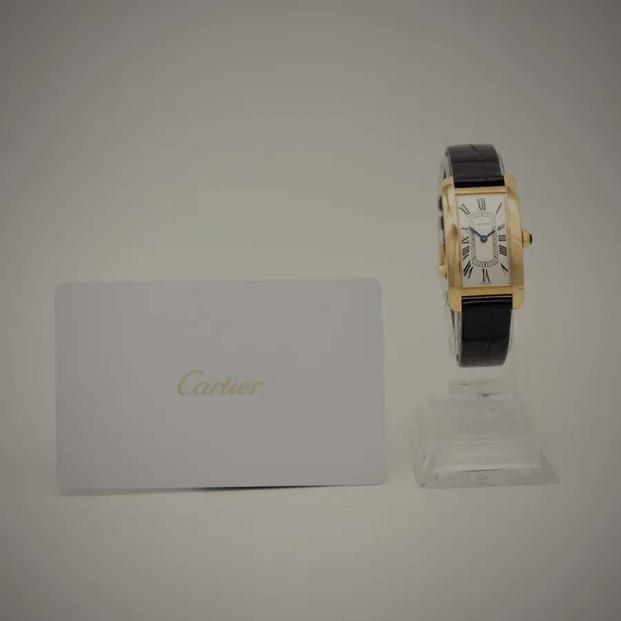 Cartier Tank Américaine aus Gelbgold mit schwarzem Lederarmband und Karte