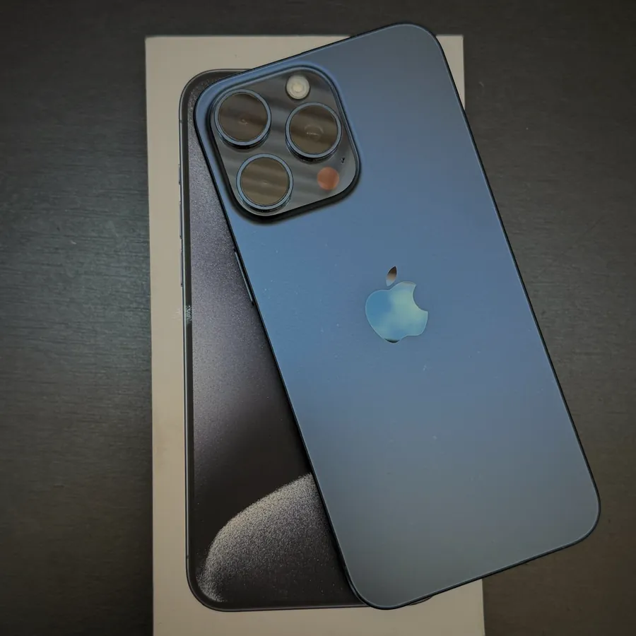 Apple iPhone 15 Pro in Titan Blau mit Originalverpackung