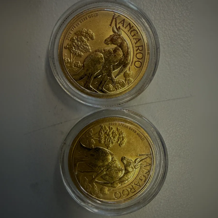 Rückseite: zwei Goldmünzen Australian Kangaroo 2023, je 1/4 Unze Feingold 999,9, in Münzkapseln