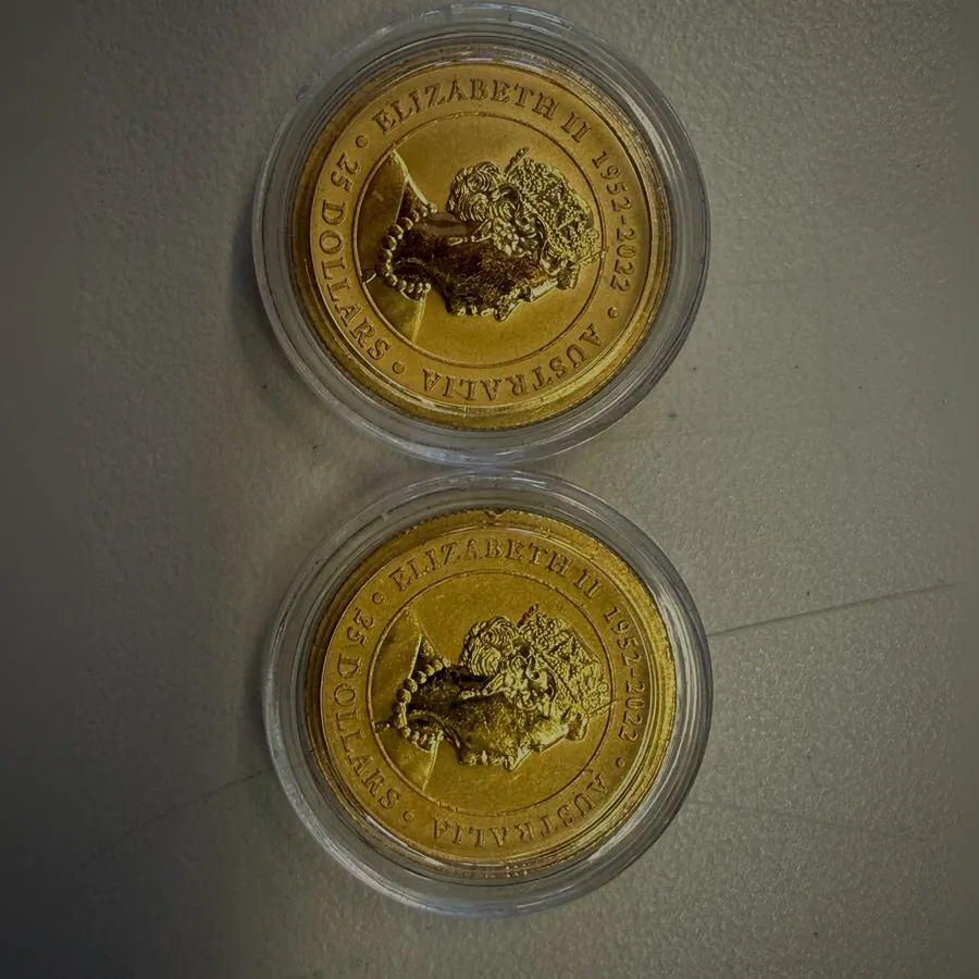 Vorderseite: dieselben zwei Australian Kangaroo Goldmünzen, 25 Dollars mit Porträt Elizabeth II.
