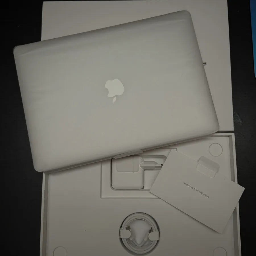 Apple MacBook Air in Silber mit Originalverpackung, Netzteil und Kabel